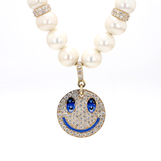 Perls lady’s choker whith emoji smile 